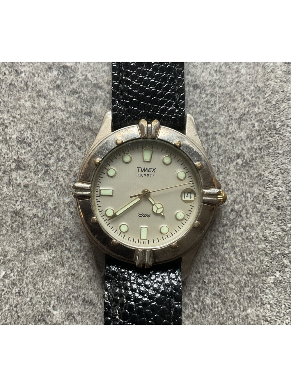 Vintage Timex Womens Watch 30mm Silver Tone Case Mercedes Hour Hand D3